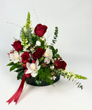 Aranjament Floral Elegant în Cutie cu Trandafiri Roșii, Orhidee și Verdeață Luxuriantă